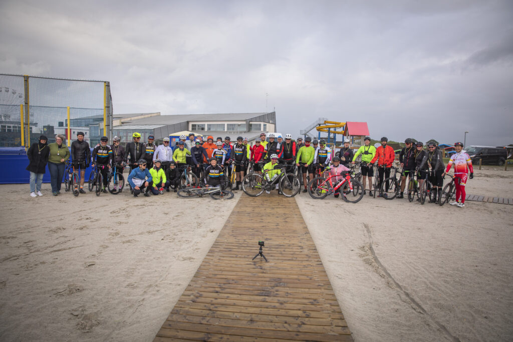 Gruppenfoto aller Teilnehmenden am Strand von Bensersiel